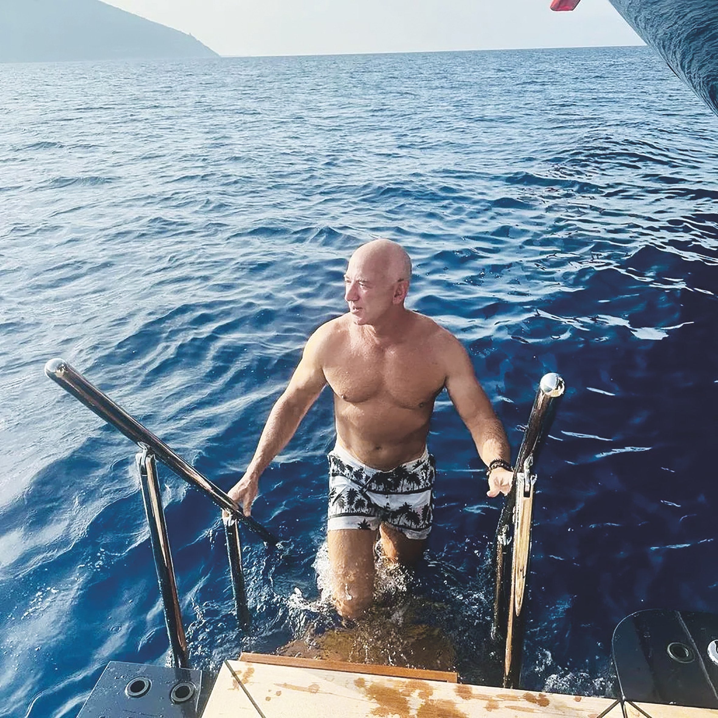 Bezos, de 61 años, combina ejercicios de fuerza, cardio de alta intensidad y entrenamiento de resistencia, en un régimen de seis días por semana.