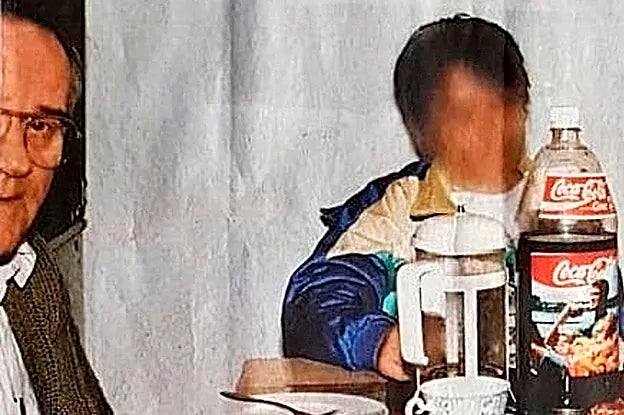 Marco con Kentler en una foto de su infancia. El padre de acogida del pequeño se llamaba Fritz Henkel y llevaba a los niños con regularidad a visitar al famoso psicólogo, que aparentemente se interesaba por su educación.