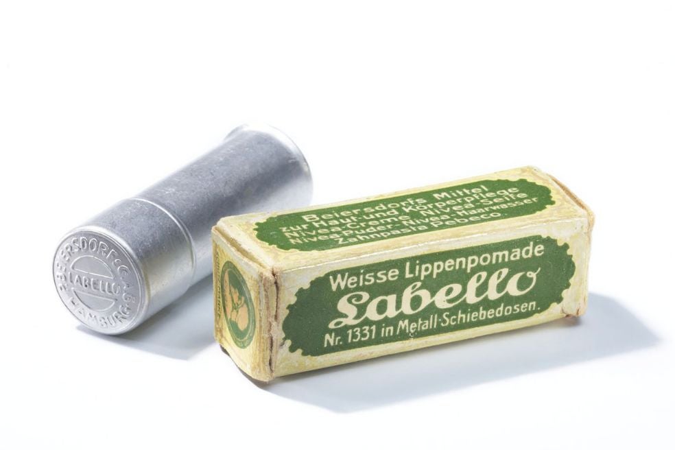 En 1912, un farmacéutico tuvo la idea de introducir el ungüento para labios en tubos de latón. Catapultó el producto.