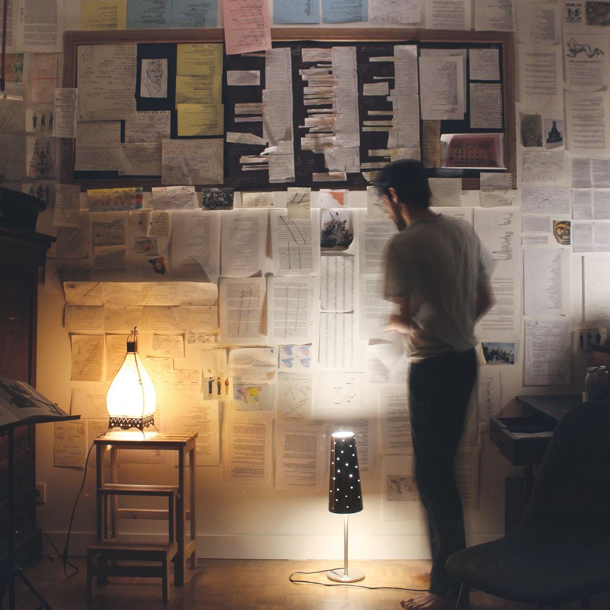 Para estructurar la trama de su libro, Uclés cubrió con información un muro de su casa de los Alpes, una de las muchas en las que ha vivido en los quince años de escritura de la novela.