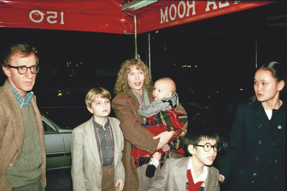 Woody Allen y Mia Farrow mantuvieron una relación entre 1980 y 1992, aunque nunca vivieron juntos. Antes de Allen, ella ya tenía tres hijos biológicos y otros tres adoptados con el músico André Previn; entre ellos, Soon-Yi (a la izda). Con Allen tuvo un hijo biológico, Ronan (junto a Mia), y adoptaron a dos más.