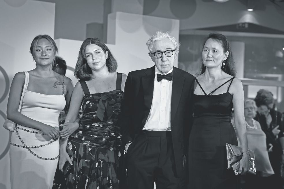 Tras la ruptura con Allen, Mia adoptó a otros cinco niños. Woody Allen y Soon-Yi, pareja desde 1992, adoptaron a dos niñas, Bechet en China y Manzie en Texas. Hoy tienen 25 y 26 años y trabajan en el mundo del cine.