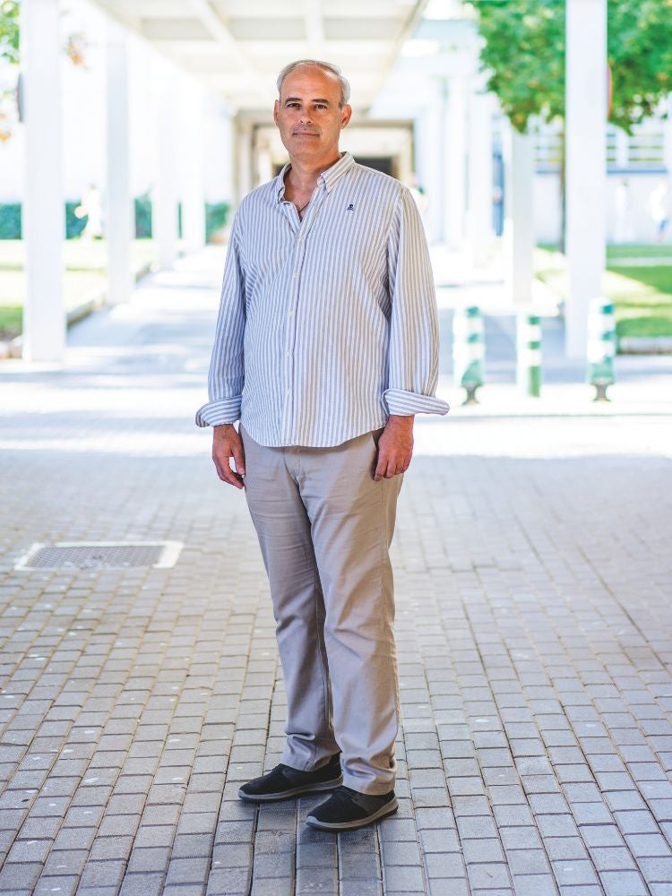 Gil Campos, padre de tres hijos, es cofundador y portavoz de la asociación Desempantallados. Él inició una lucha contra los dispositivos digitales individuales en el colegio de sus hijos, el Jesús-María de Valencia. Acabó sacándolos de allí, pero ayudó de forma decisiva a que el centro retirara los Chromebooks de primaria y retrasara su uso a tercero de ESO.