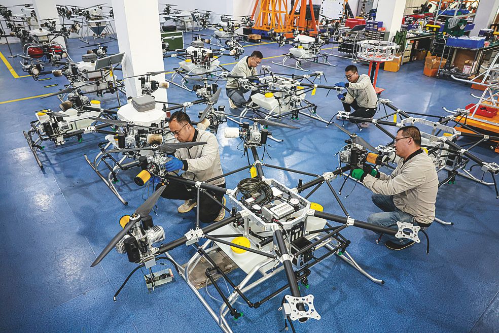 El mayor fabricante de drones del mundo es China. En concreto, la empresa DJI, creada en 2006 en Shenzhen y que tiene unos 15.000 empleados, controla el 70 por ciento del mercado actual de estos aparatos. No son solo drones militares, pero todos los aparatos que fabrican pueden adaptarse a cualquier tipo de circunstancias, incluidos los campos de batalla.