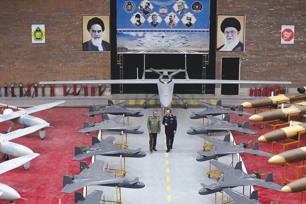 En enero, Irán quiso hacer una demostración de fuerza militar exponiendo sus drones de nueva generación (en la foto). No fueron de mucha utilidad en su guerra contra Israel en junio. Los israelíes demostraron ser mucho más eficaces, pero para el régimen iraní este tipo de aparatos 'baratos' son la mejor posibilidad de desarrollo armamentístico... y de negocio. Muchos drones rusos en Ucrania llevan tecnología iraní.