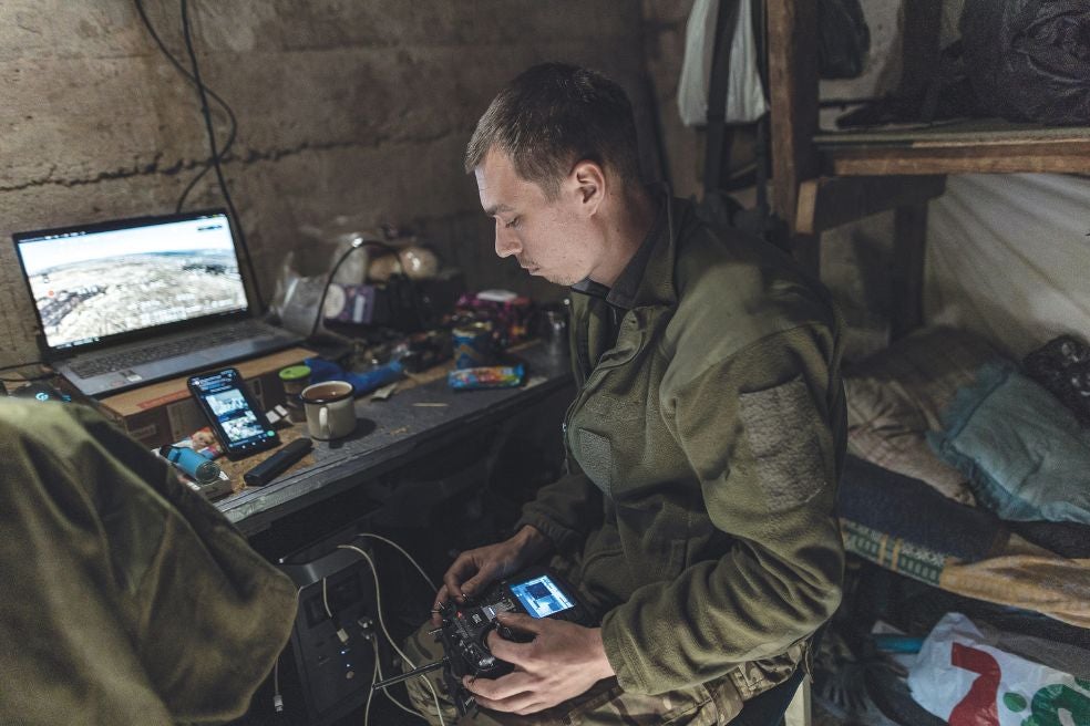 El uso de drones en Ucrania se ha sofisticado tanto que ya se han producido ofensivas rusas con más de 800 aparatos en una sola noche. Hay drones que alcanzan los 370 kilómetros por hora y cubren distancias de mil kilómetros. Ucrania estima que pueden coordinarse ataques de hasta 2000 unidades en simultáneo.