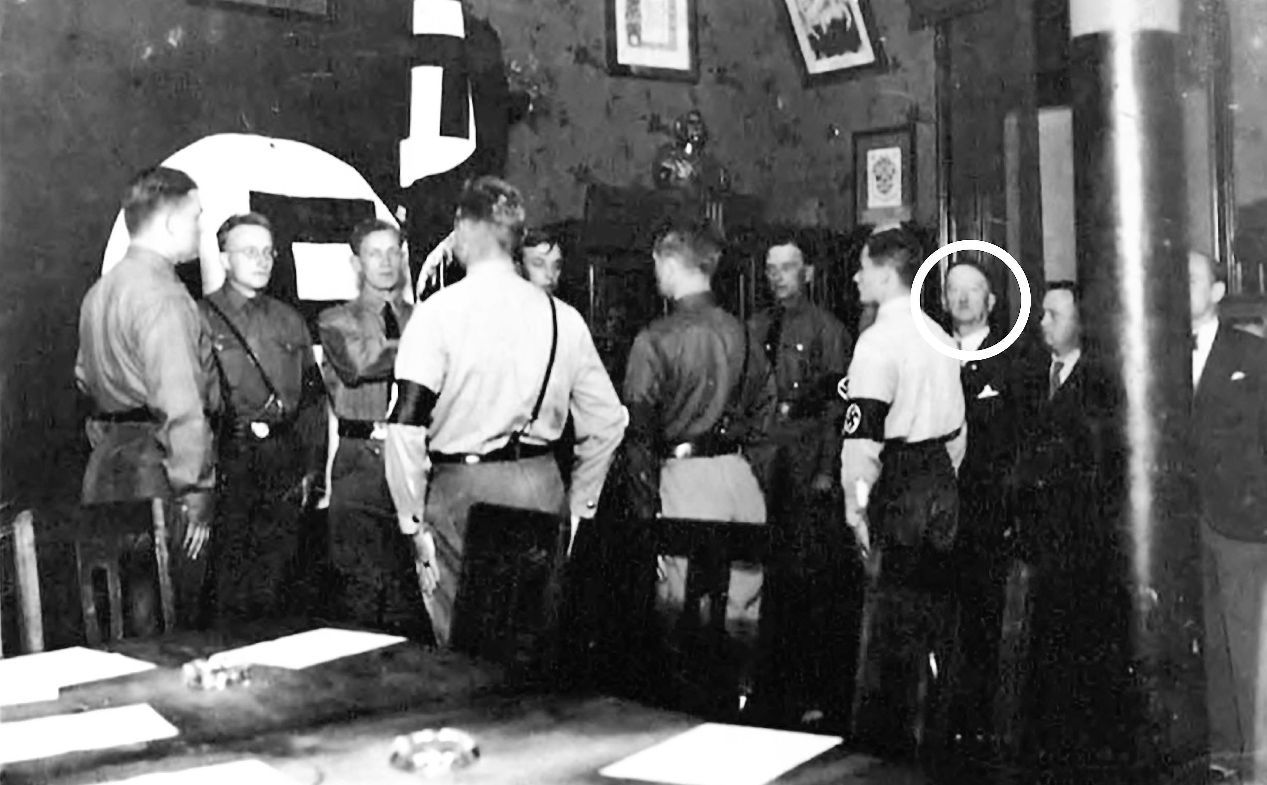 En Sudamérica se instalaron muchos nazis, que siguieron organizando eventos. En ese material gráfico, como en esta foto en Chile, los teóricos de la conspiración buscan a Hitler en personajes que tendrían cierto parecido.