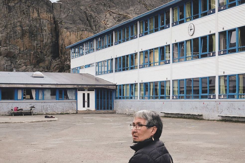 «Siempre recordaré el dolor», dice Holga, una de las víctimas, mientras posa en el colegio al que iba cuando le colocaron el diu con 14 años.