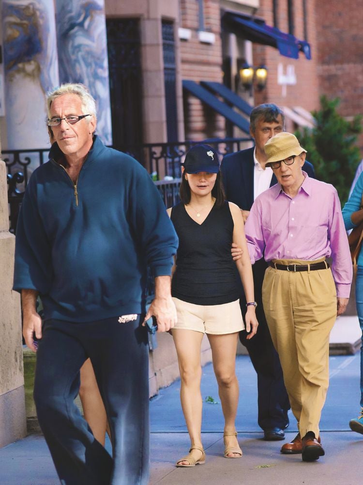 Woody Allen y Soon-Yi con Jeffrey Epstein en 2013. Sus casas estaban muy cerca y las visitas eran habituales. Su relación con el pederasta no es la única polémica reciente. Hace unas semanas, Allen participó en un festival de cine en Moscú, a pesar de la guerra en Ucrania, y dijo que Trump es «muy educado y con instinto para el espectáculo. Solo desearía dirigirlo ahora. Si me dejara dirigirlo siendo presidente, haría maravillas».