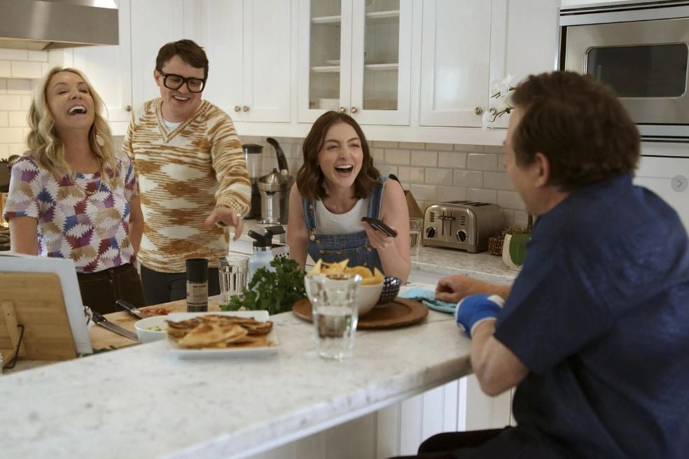 Fox con su mujer y dos de sus cuatro hijos en una imagen del documental La vida de Michael J. Fox.