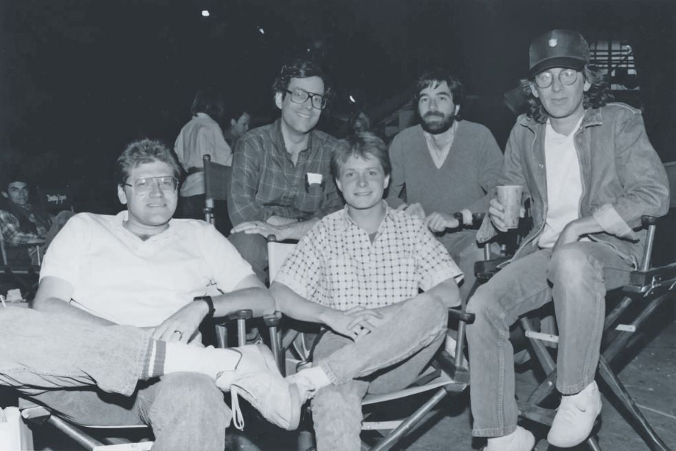 Robert Zemeckis y Spielberg (en los extremos de la foto) estaban insatisfechos con la interpretación de Eric Stoltz, empeñado en darle un tono serio al personaje. Cuando lograron que el estudio lo cambiase por Fox –que en ese momento grababa una serie de éxito, Enredos de familia– la película recuperó el tono más ligero del guion original.