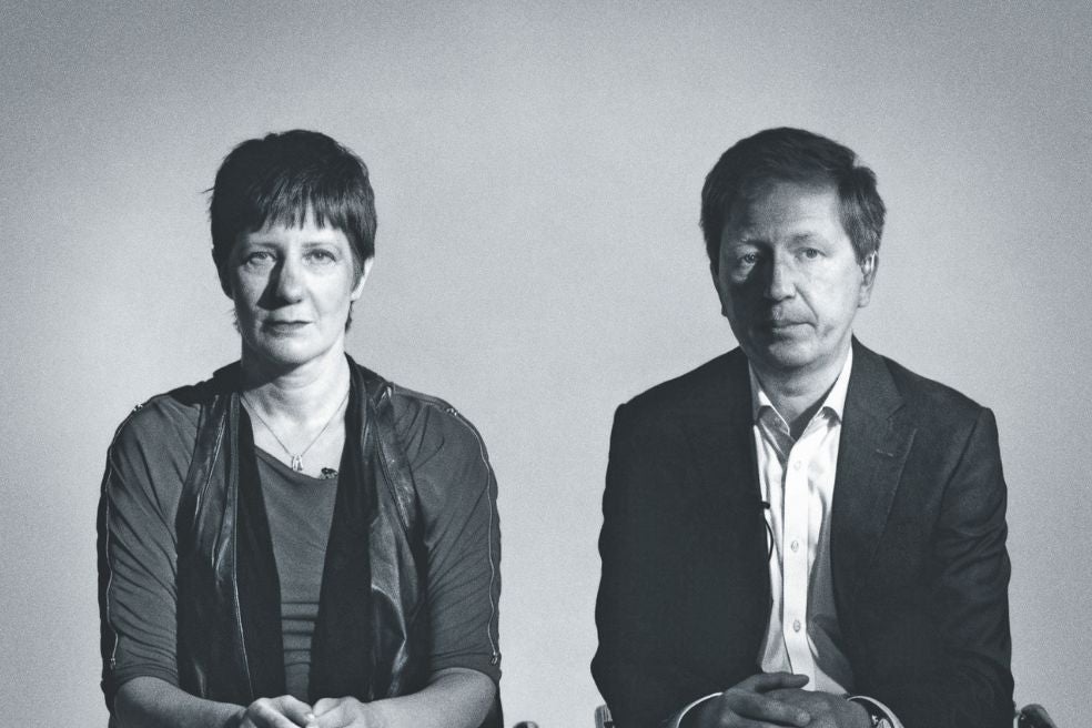 Soldatov y su colega Irina Borogan fundaron el portal Agentura.ru, una de las pocas fuentes independientes que durante años documentó el funcionamiento de los servicios de inteligencia rusos. Soldatov y Borogan —ambos ahora en el exilio— fueron los primeros en advertir que Rusia estaba cambiando su estrategia hacia una guerra híbrida, una ofensiva que combina desinformación, ciberataques y manipulación psicológica a gran escala. En sus palabras, «ahora se trata de controlar la realidad».