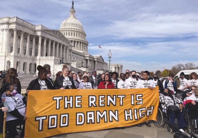 Imagen principal - Una movilización mundial. Las manifestaciones por la imposibilidad de cada vez más personas para acceder a la vivienda se están dando en todo Occidente. En las imágenes, movilizaciones en Washington (EE.UU), Belfast (Irlanda del Norte) y Madrid.