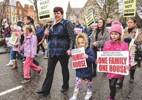 Imagen secundaria 1 - Una movilización mundial. Las manifestaciones por la imposibilidad de cada vez más personas para acceder a la vivienda se están dando en todo Occidente. En las imágenes, movilizaciones en Washington (EE.UU), Belfast (Irlanda del Norte) y Madrid.