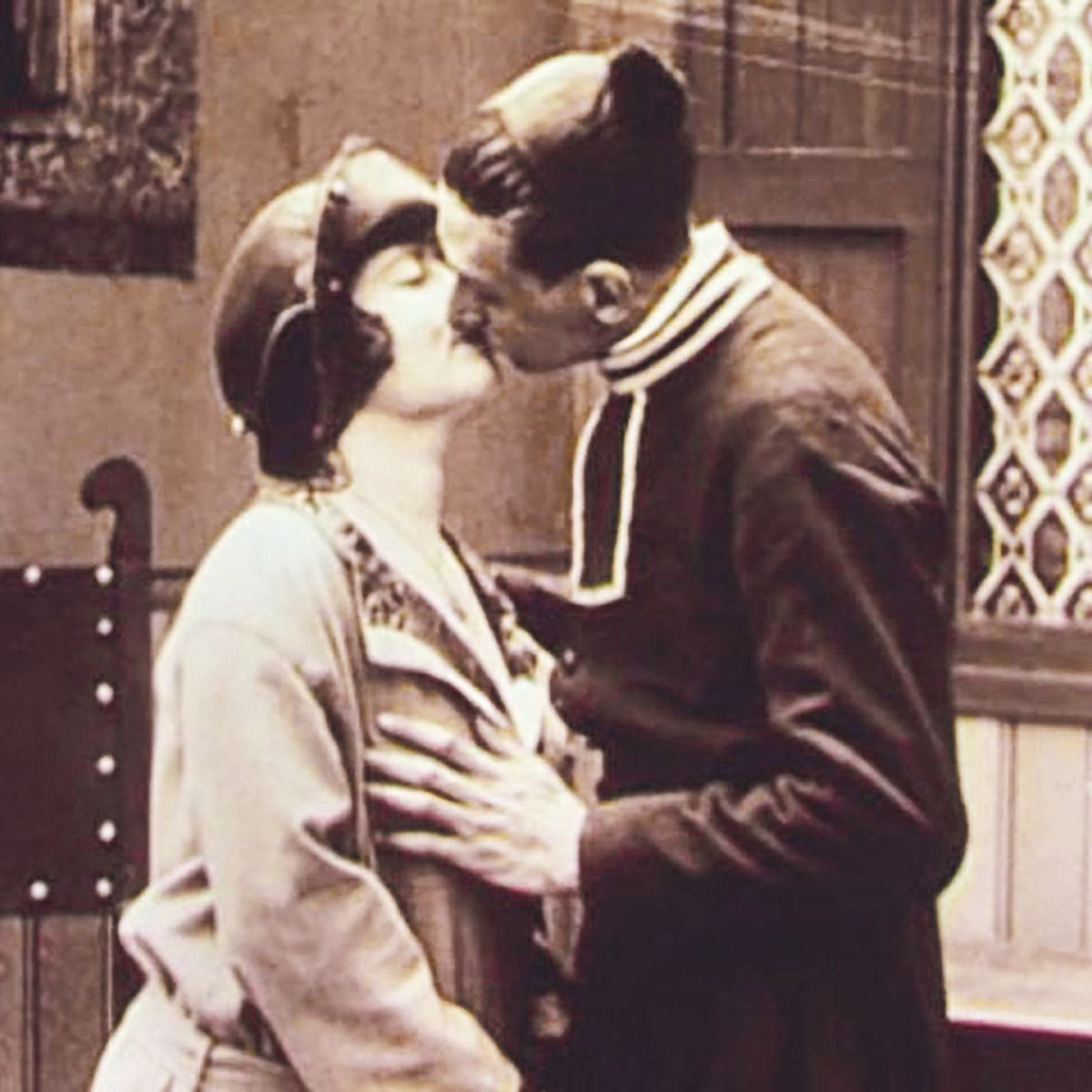 Alfonso XIII produjo películas pornográficas. Se conservan El confesor, El ministro y Consultorio de señoras. Aquí, un fotograma de El confesor.