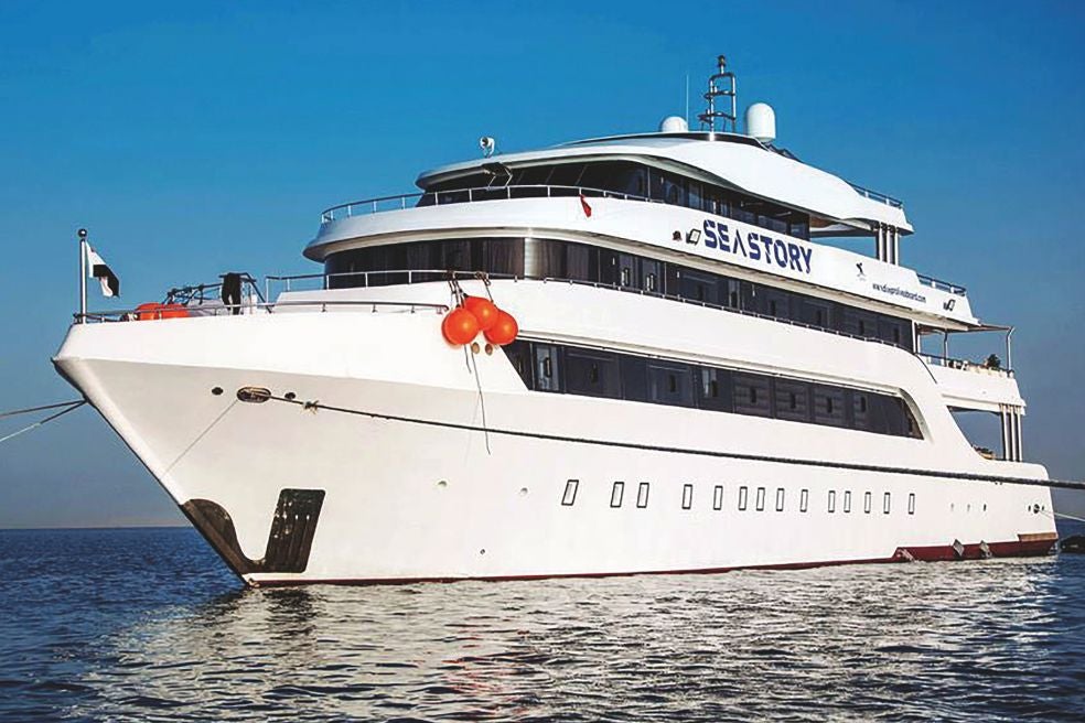 El Sea Story, un navío turístico de lujo de cuatro cubiertas (cuatro plantas) y 44 metros de eslora partió de Ghalib, ciudad turística y puerto deportivo en la costa sur de Egipto, con treinta pasajeros a bordo y en el que once de ellos perdieron la vida.