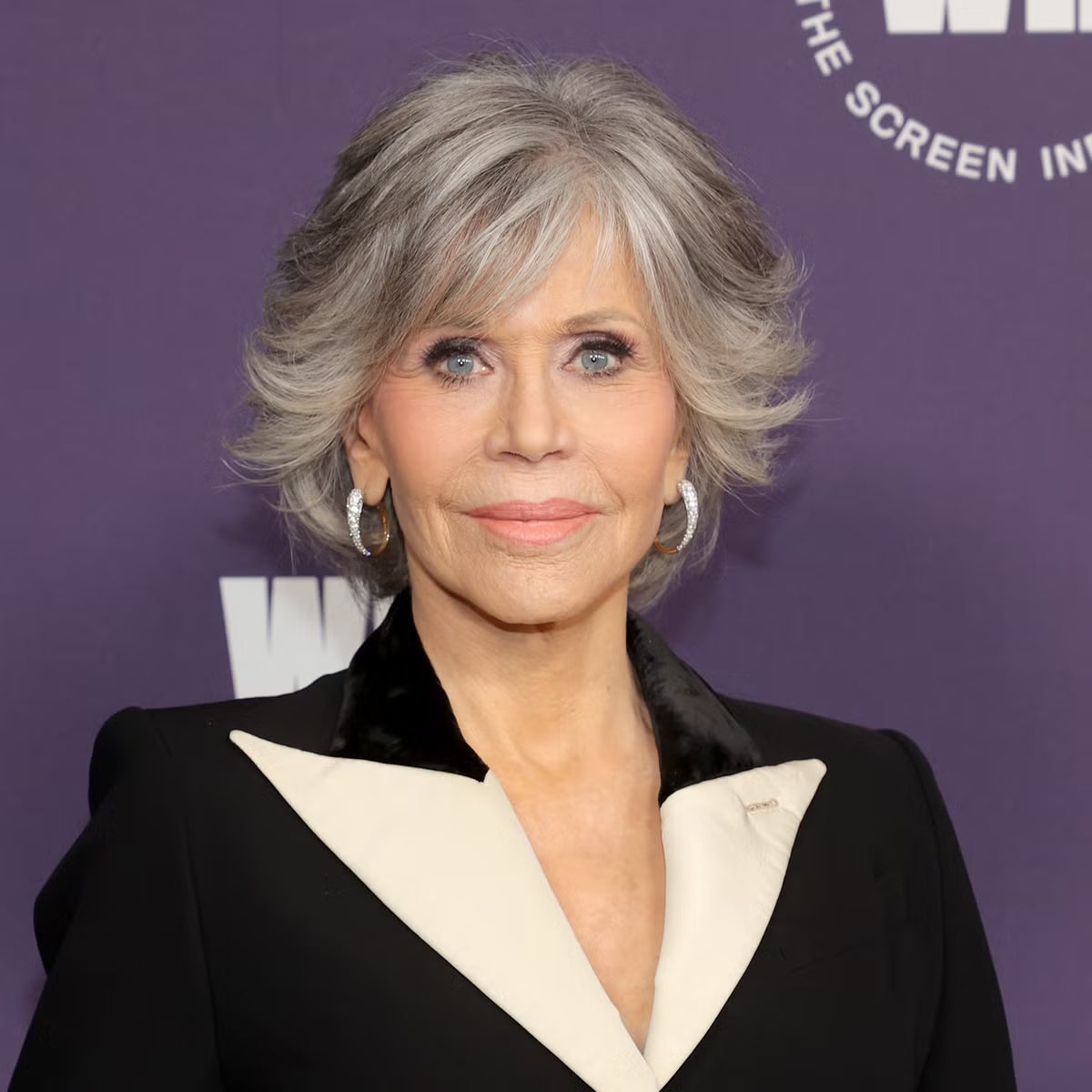 Jane Fonda ha pasado por el quirófano en varias ocasiones. Es una de las que, presuntamente, se ha hecho un deep plane. Recientemente, la actriz de 87 años decía en un programa de televisión que se arrepentía de haberse hecho un lifting.