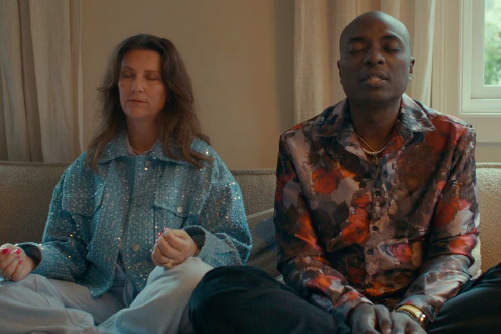 Durek que se define como chamán y dice provenir de una estirpe de ellos (algo que su familia ha desmentido) habla de quienes lo siguen como su «familia iluminada». Uno de ellos, un antiguo cliente varón de su consulta, lo ha denunciado por supuestas agresiones sexuales.