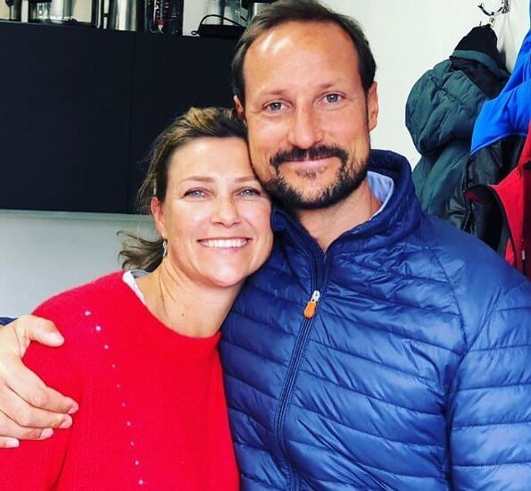 Marta Luisa y su hermano Haakon han intentado minimizar sus desavenencias a lo largo de los años. Pero la situación parece haber llego a un punto intolerable cuando Netflix ha incluido en el documental una escena privada del heredero al trono en la fiesta anterior a la boda. Haakon ha exigido su retirada porque la princesa y el chamán estarían incumpliendo un acuerdo firmado en 2022 para desvincular sus acuerdos comerciales de la casa real.