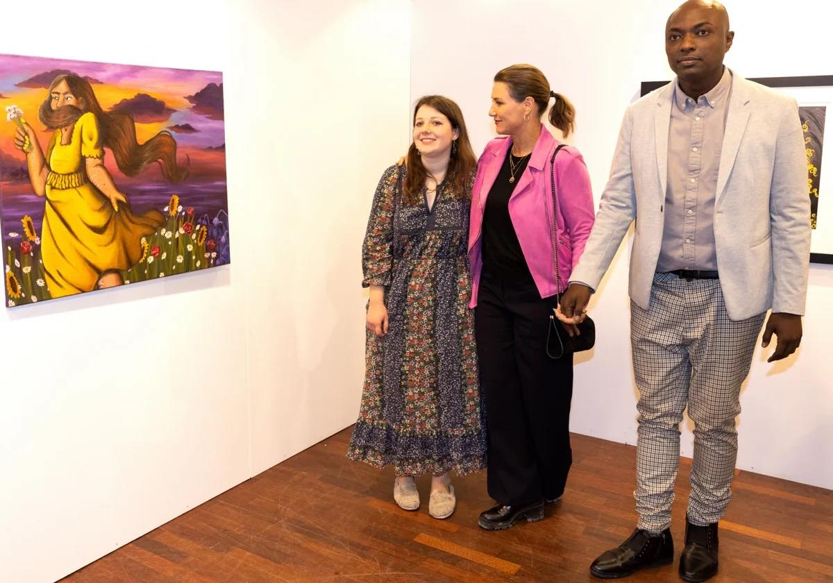 La hija mayor de Marta Luisa, Maud Angelica, de 22 años, comunicó recientemente que es bisexual, como Durek, el marido de su madre, algo que ambos apoyaron en redes. Maud se define como artista (en la foto en una exposición de sus cuadros) y participó en 2023 en el reality noruego equivalente al MasterchefCelebrity.