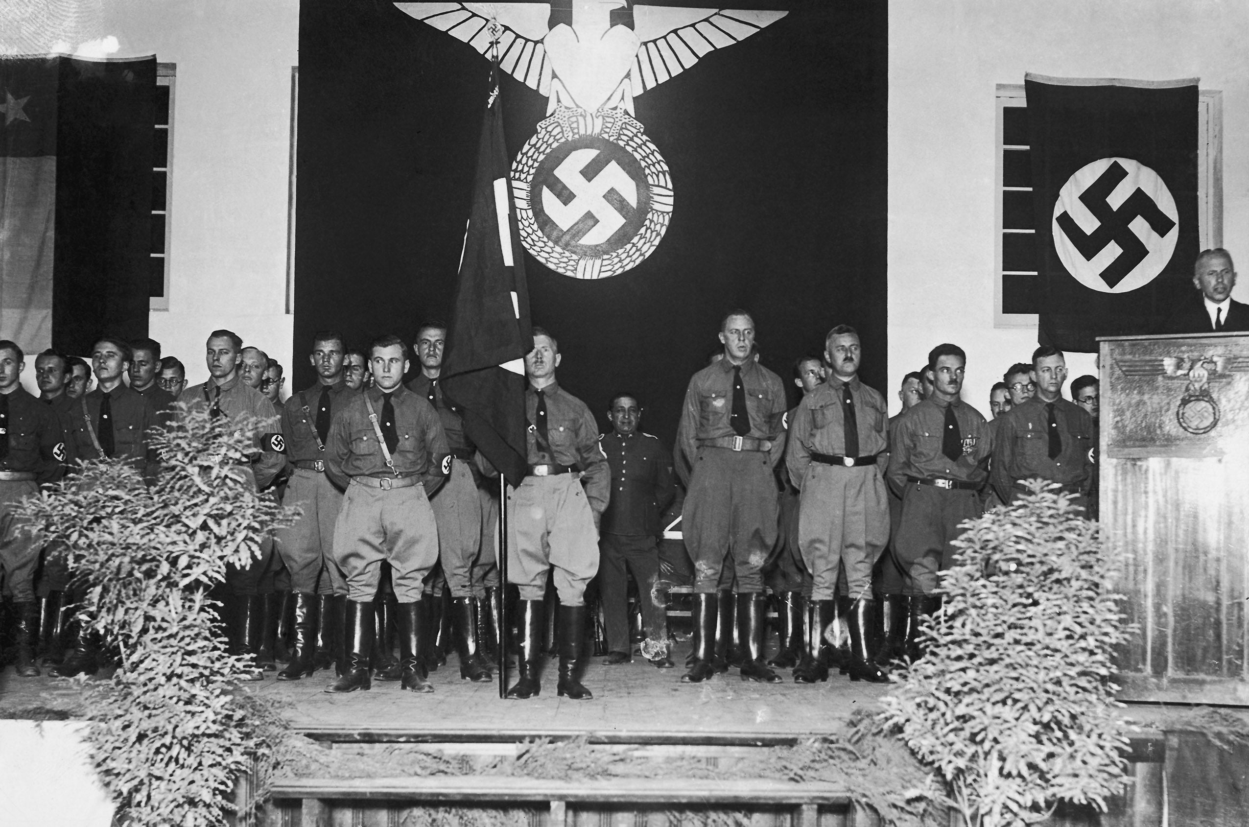 En América del Sur el nazismo tuvo una importante implantación. En la década de 1930, Brasil contaba con el mayor partido nazi del mundo después de Alemania, con 40 mil miembros. En Chile, aunque durante esa época no estaban registradas más de dos mil personas en el partido nazi (en la foto), luego, después de la guerra, llegaron a ser unos 35 mil.