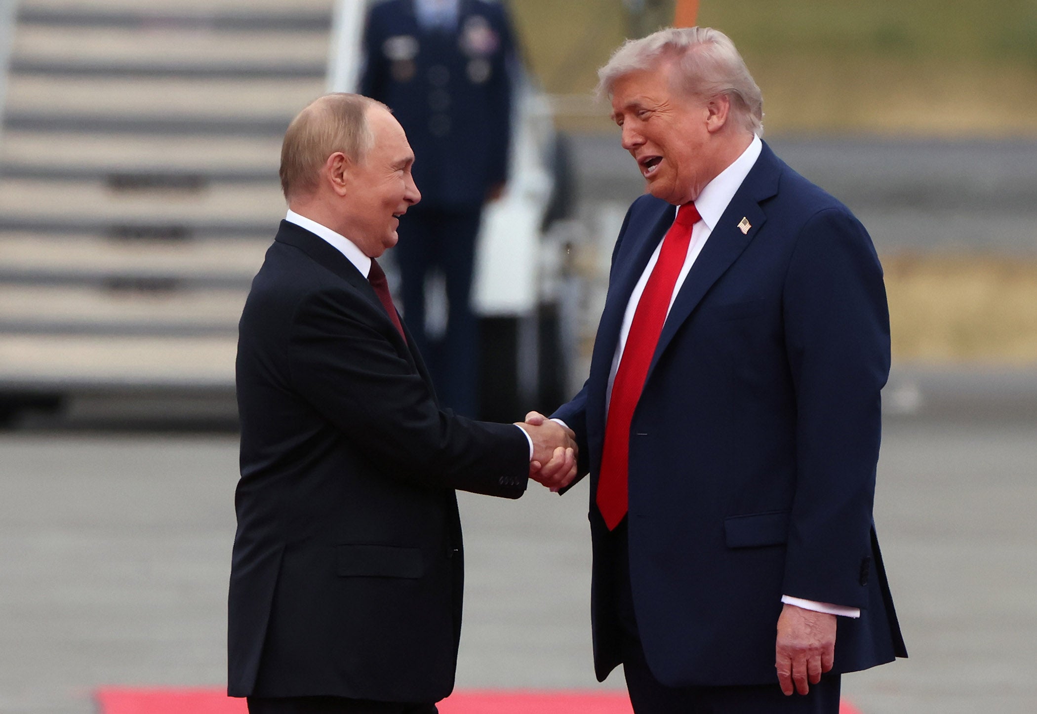 Trump recibe efusivamente a Putin en Alaska el 15 de agosto. El presidente de Estados Unidos dijo que esperaba alcanzar un acuerdo sobre la guerra en Ucrania en las siguientes semanas.