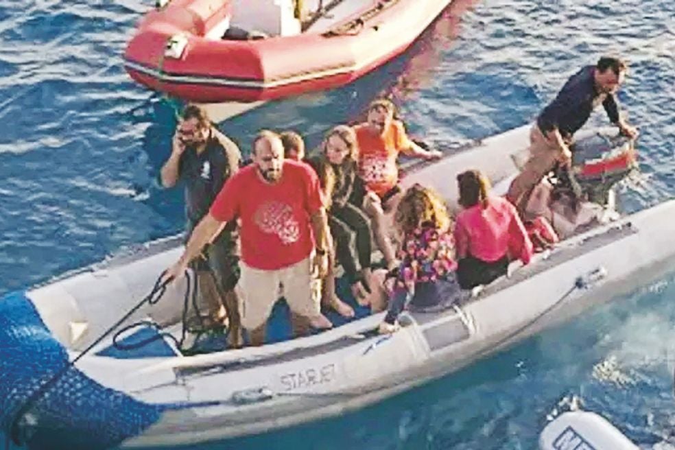 Tras interminables horas a la deriva llegó el rescate, pero... «Nos dijeron que, de no firmar un papel para eximir a la empresa de toda responsabilidad, no nos llevaban a la Embajada».