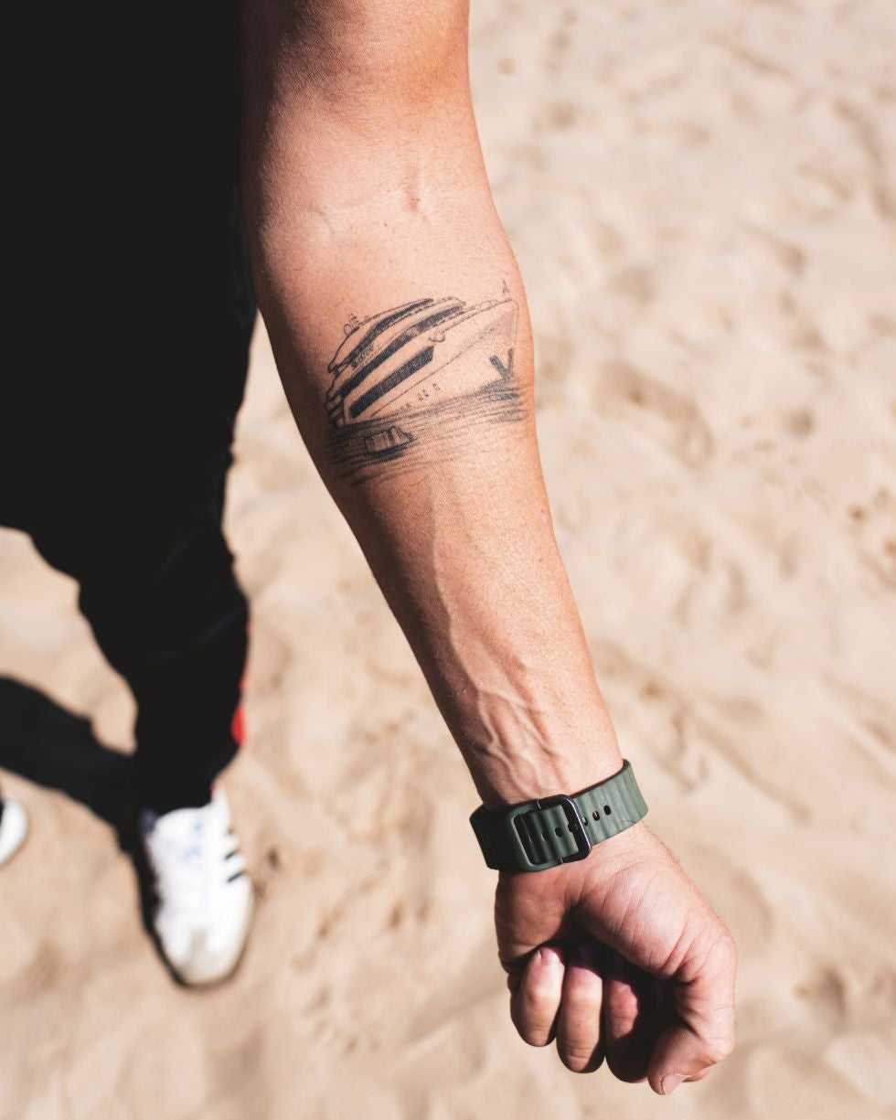 Cristian se tatuó el naufragio en el antebrazo: «Para recordar que salí vivo», explica.