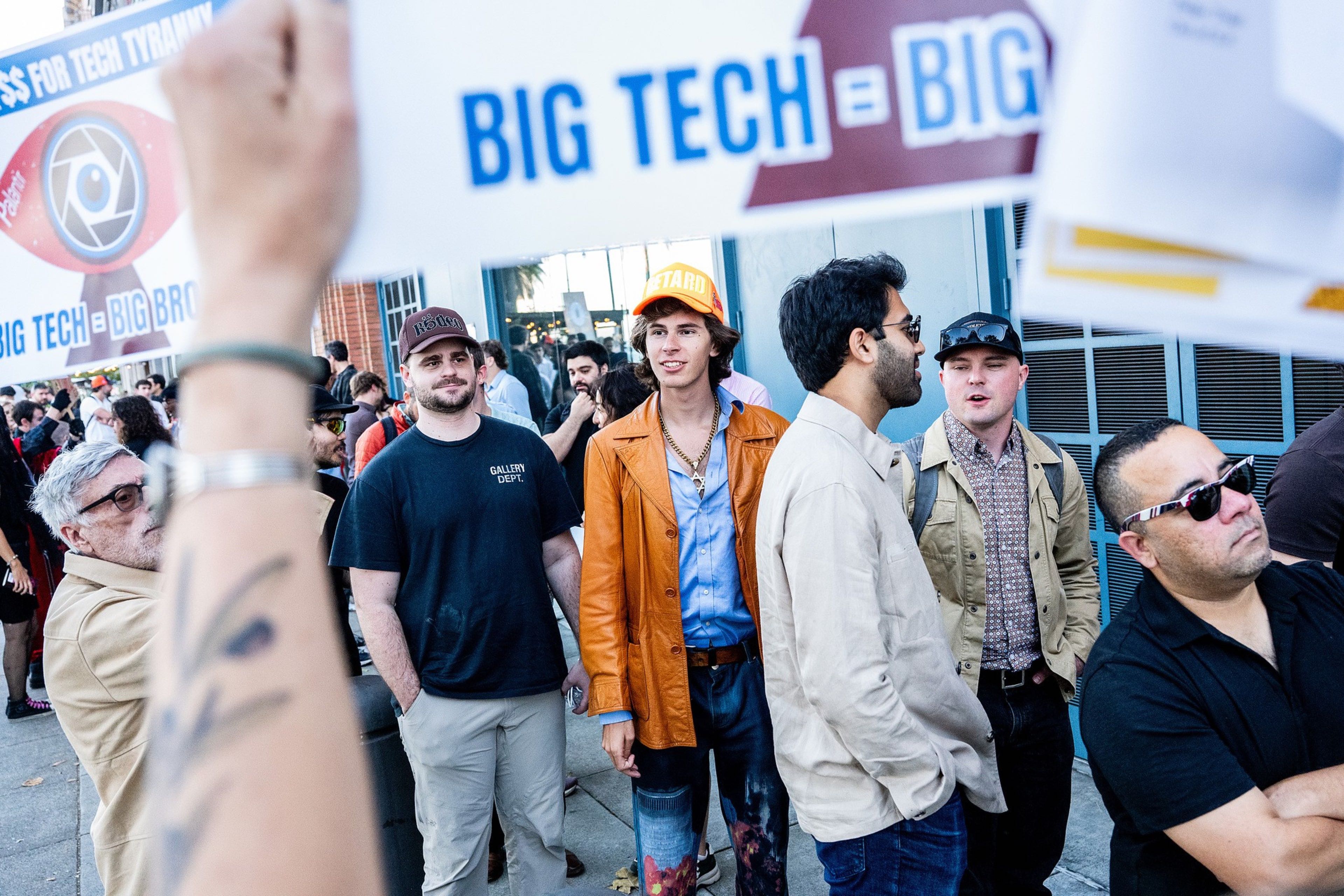 Miles de asistentes a las conferencias de Thiel en San Francisco en septiembre; The San Francisco Standard entrevistó a varios de ellos. Los perfiles eran dispares pero casi todos eran hombres blancos jóvenes. Uno de ellos contó que no era fan de Thiel hasta el año pasado, cuando Trump sobrevivió a un intento de asesinato en Butler, Pensilvania. «Malinterpreté a Thiel –dijo–. Creí que era un nazi». Ahora entiende, dice, que el multimillonario está hablando de algo más grande. «No se trata de izquierda contra derecha, se trata de Dios contra Satanás, del bien contra el mal».