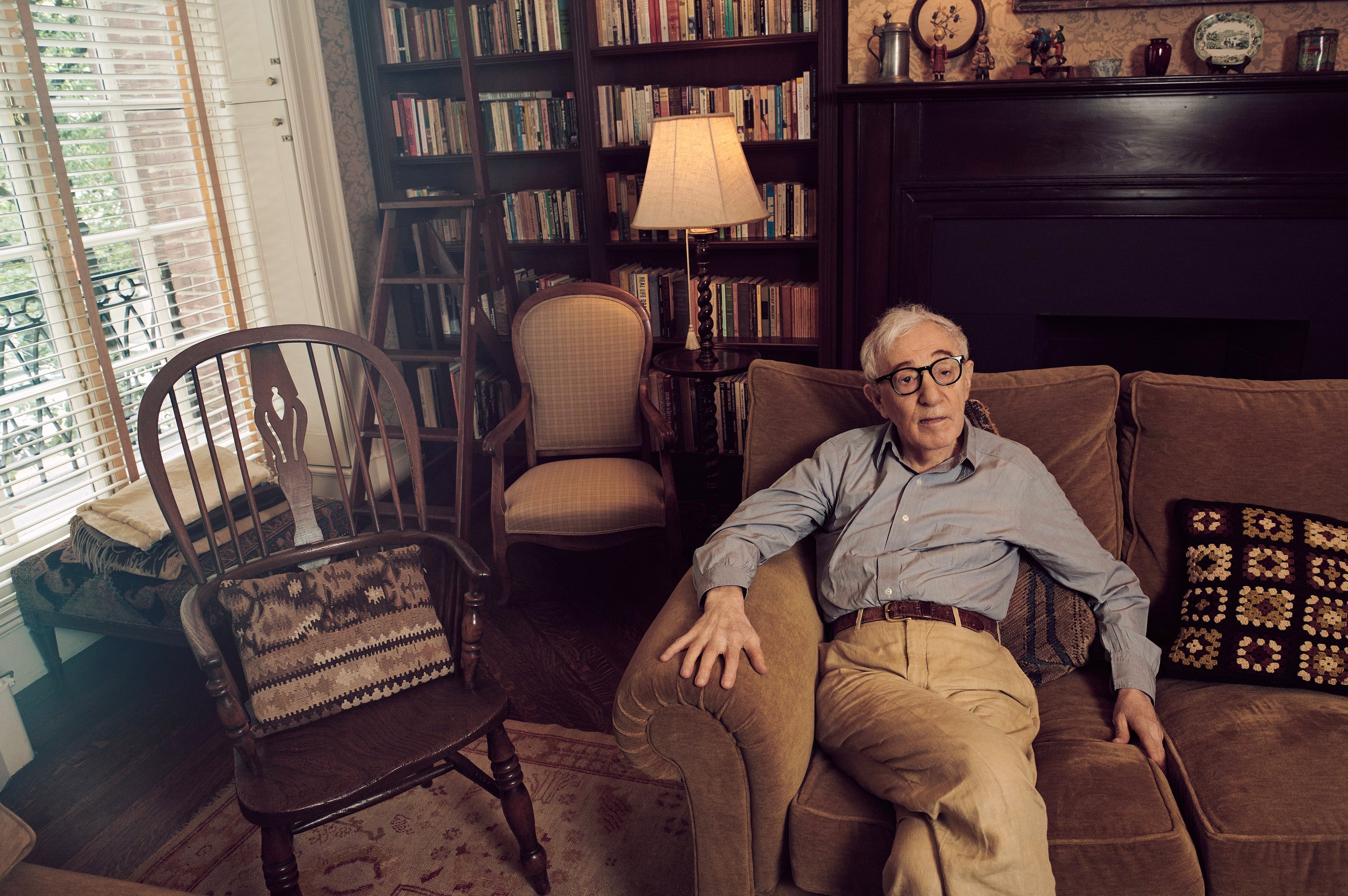 Woody Allen en su casa del Upper West Side en Manhattan, donde pasa la mayor parte del tiempo. Allen se muestra abierto. Sí, está cansado de responder preguntas sobre Farrow, pero no hay ningún tema prohibido en la conversación. Insiste en que no le importa nada lo que la gente diga sobre su vida personal.
