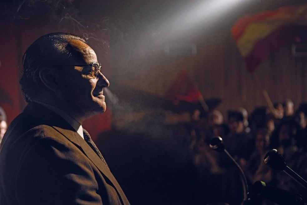 «Decidimos peinarme el pelo hacia atrás. Gran parte de la máscara de Carrillo son las gafas. Y la boca: una línea, apenas tiene labios. Empecé a ponerme algodones en la boca, como Brando en El Padrino. Después, Nacho Díaz (del departamento de maquillaje) me hizo un elemento intraoral fijo. Cuando me lo ponía, era Santiago».
