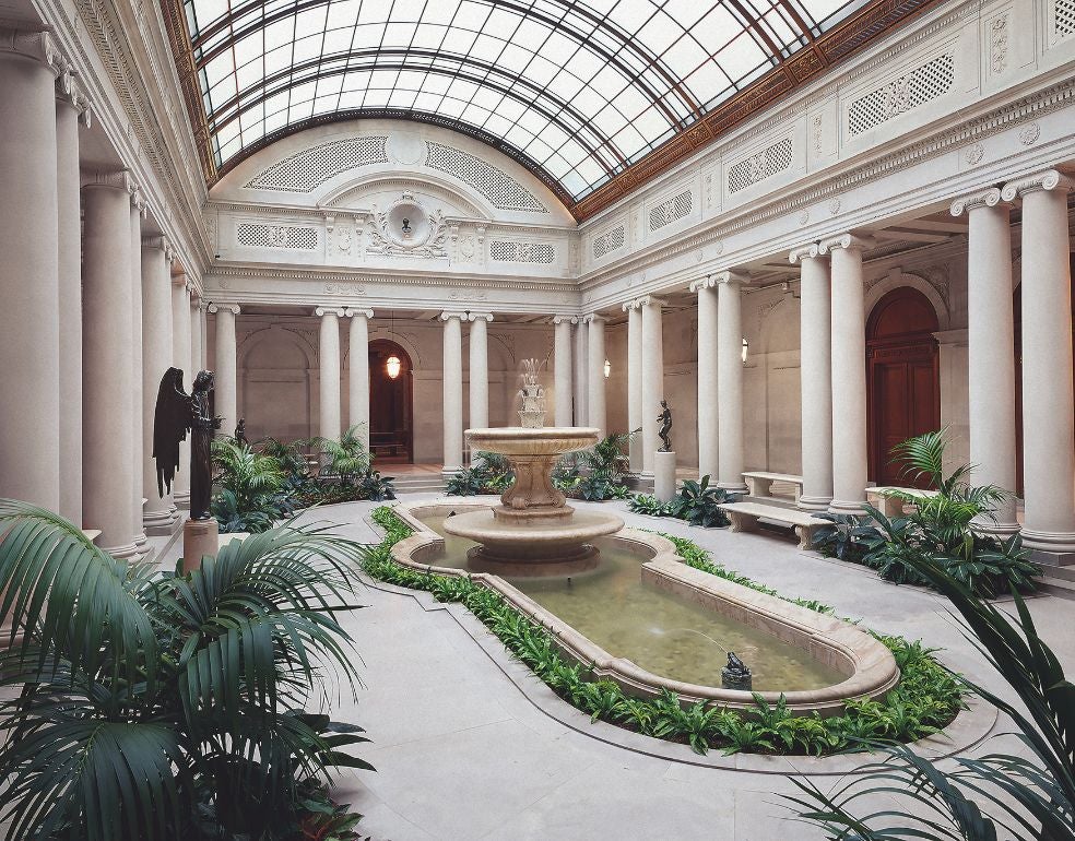 La Frick Collection reúne obras maestras de Turner, Rembrandt, Tiziano, Vermeer, Velázquez, Ingres... y se muestran en la que fue la vivienda del coleccionista Henry Clay Frick, un palacete magnífico frente a Central Park que acaba de ser renovado en una reforma de 220 millones de dólares.