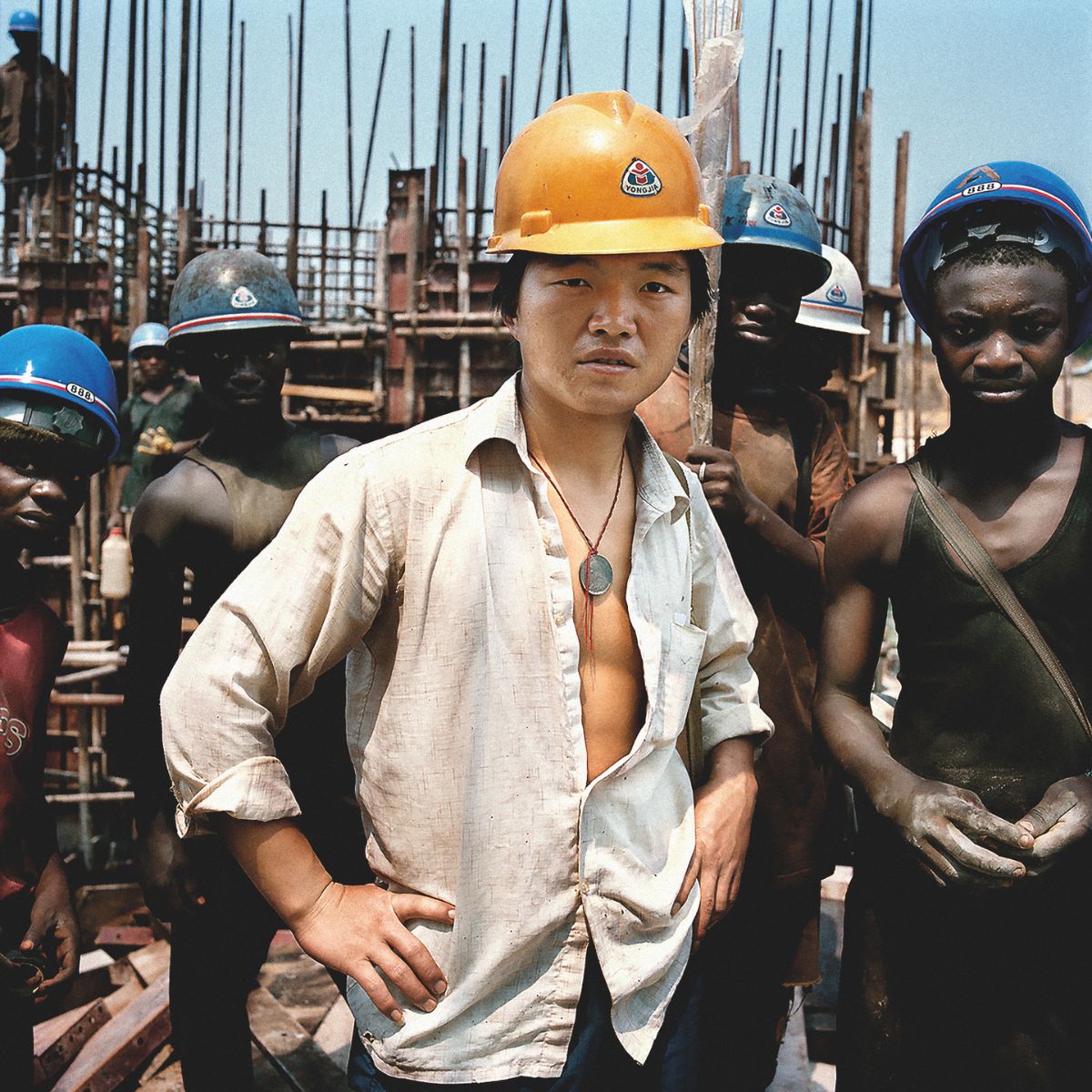 Cuando China comenzó a 'invadir' África con sus empresas e inversiones en 2009, el fotógrafo Paolo Woods documentó un proceso que ya se preveía un punto de inflexión. El libro China Safari muestra ese desembarco con fotos como la de abajo, de la construcción de una presa en el Congo.