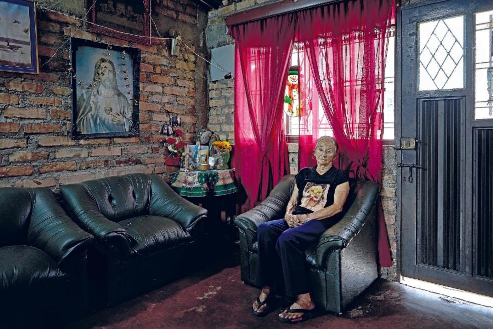 Otilia Ante, en su casa de Popayán, aún no ha podido hablar con su hijo, quince meses después de ser secuestrado por los rusos. Las autoridades colombianas han dado la espalda a las familias, aunque gracias a la asistencia de un diputado, lograron presentar una denuncia por desaparición forzosa ante la Corte Penal Internacional.