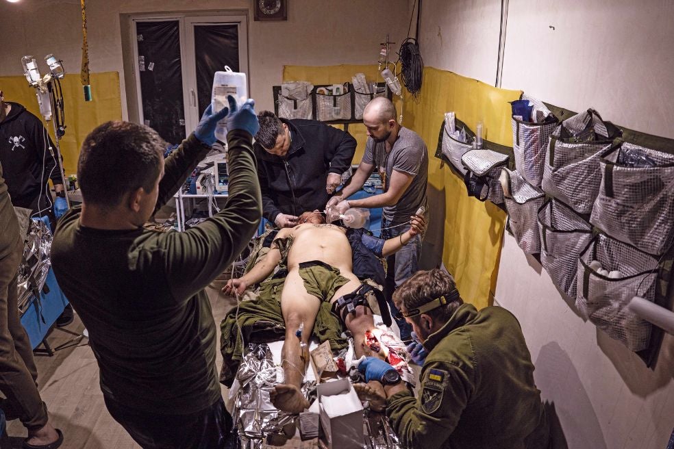 Maxi, soldado colombiano herido por una mina, es atendido por médicos de la 42.ª brigada ucraniana en el frente de Járkov, muy cerca de la frontera rusa.