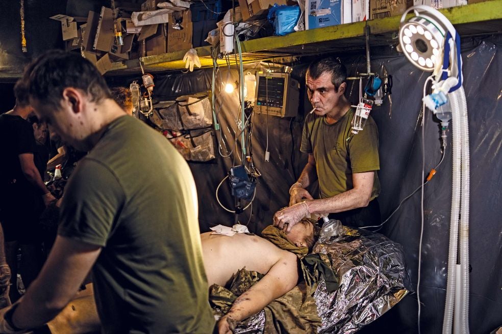 Un hospital en el frente. Los drones han cambiado la medicina de combate. Antes, si te herían y evacuaban en menos de una hora, sobrevivías (era la llamada 'golden hour'). Hoy, los drones vigilan constantemente desde el aire y bombardean al menor movimiento. Los heridos no pueden ser rescatados.