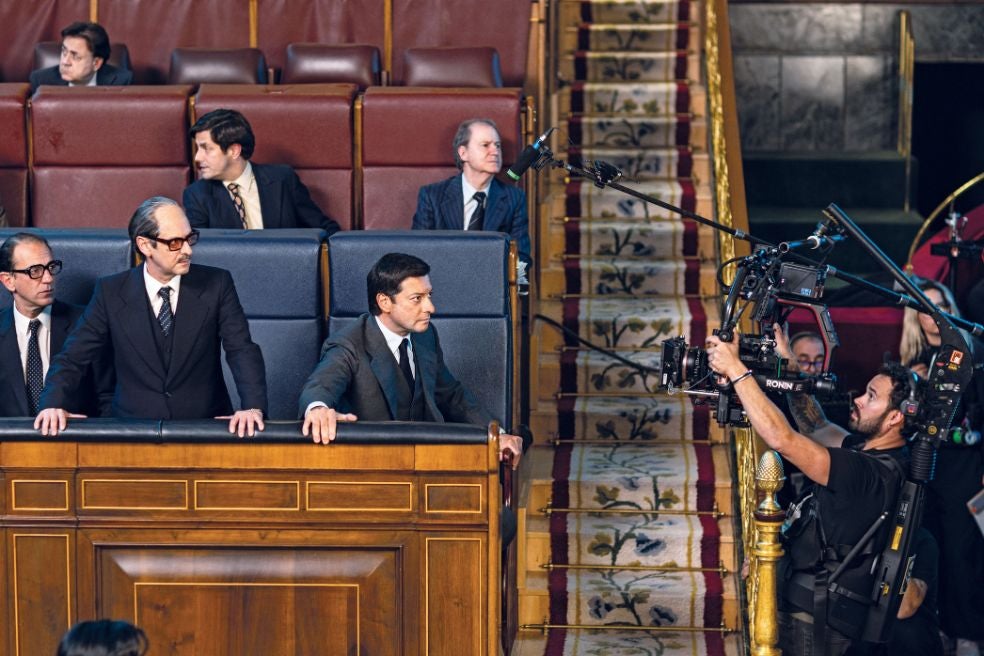 El general Gutiérrez Mellado (interpretado por Manolo Solo) y Adolfo Suárez (Álvaro Morte) se alzan escandalizados ante los golpistas. Al igual que Carrillo, no se escondieron ante la amenaza. La serie hace un retrato histórico-psicológico sobre los motivos de cada uno para hacer lo que hizo.