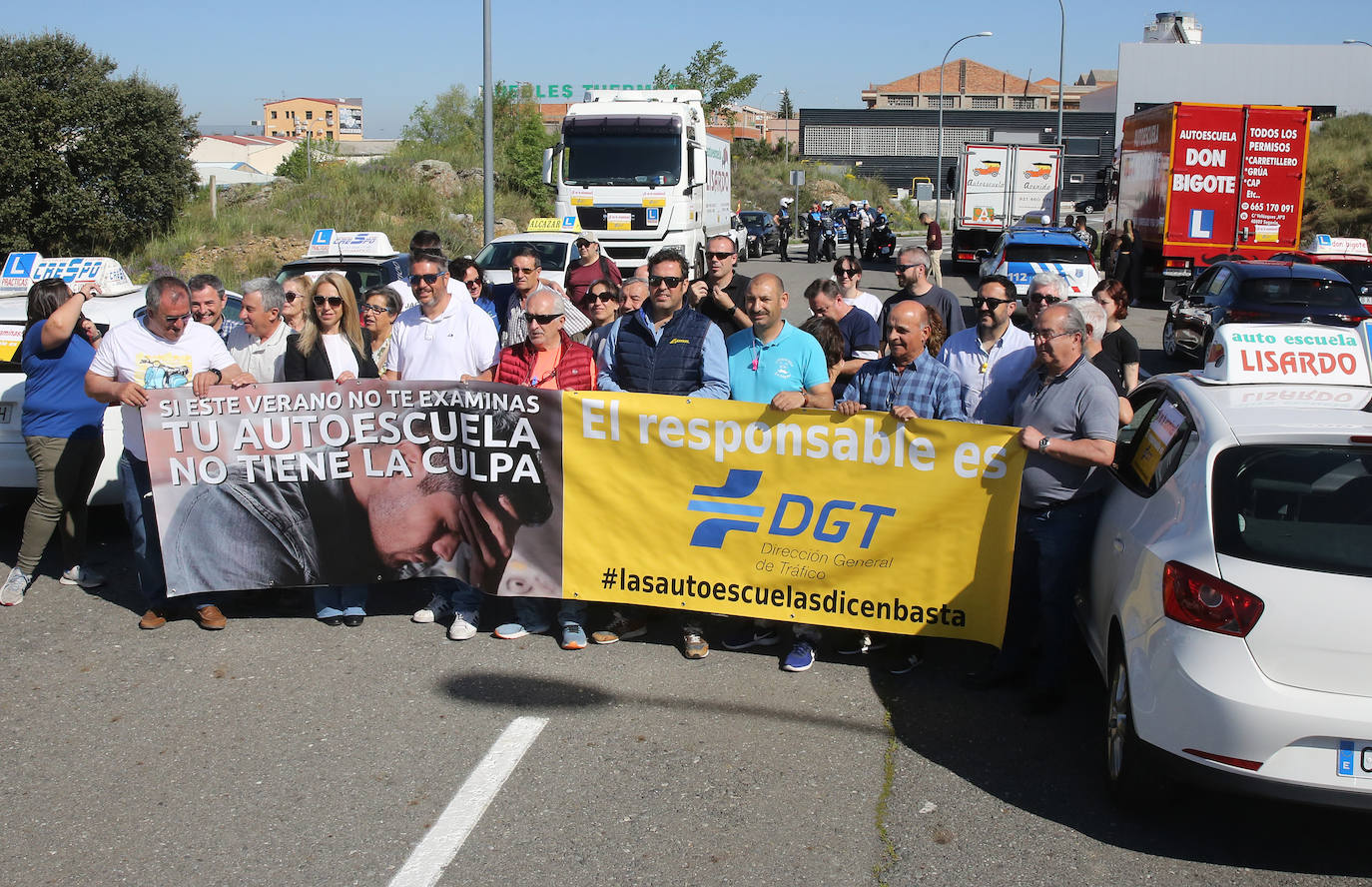 Examinadores y autoescuelas han tomado las calles y carreteras del país exigiendo a la DGT ampliar las plantillas para desatascar las pruebas.