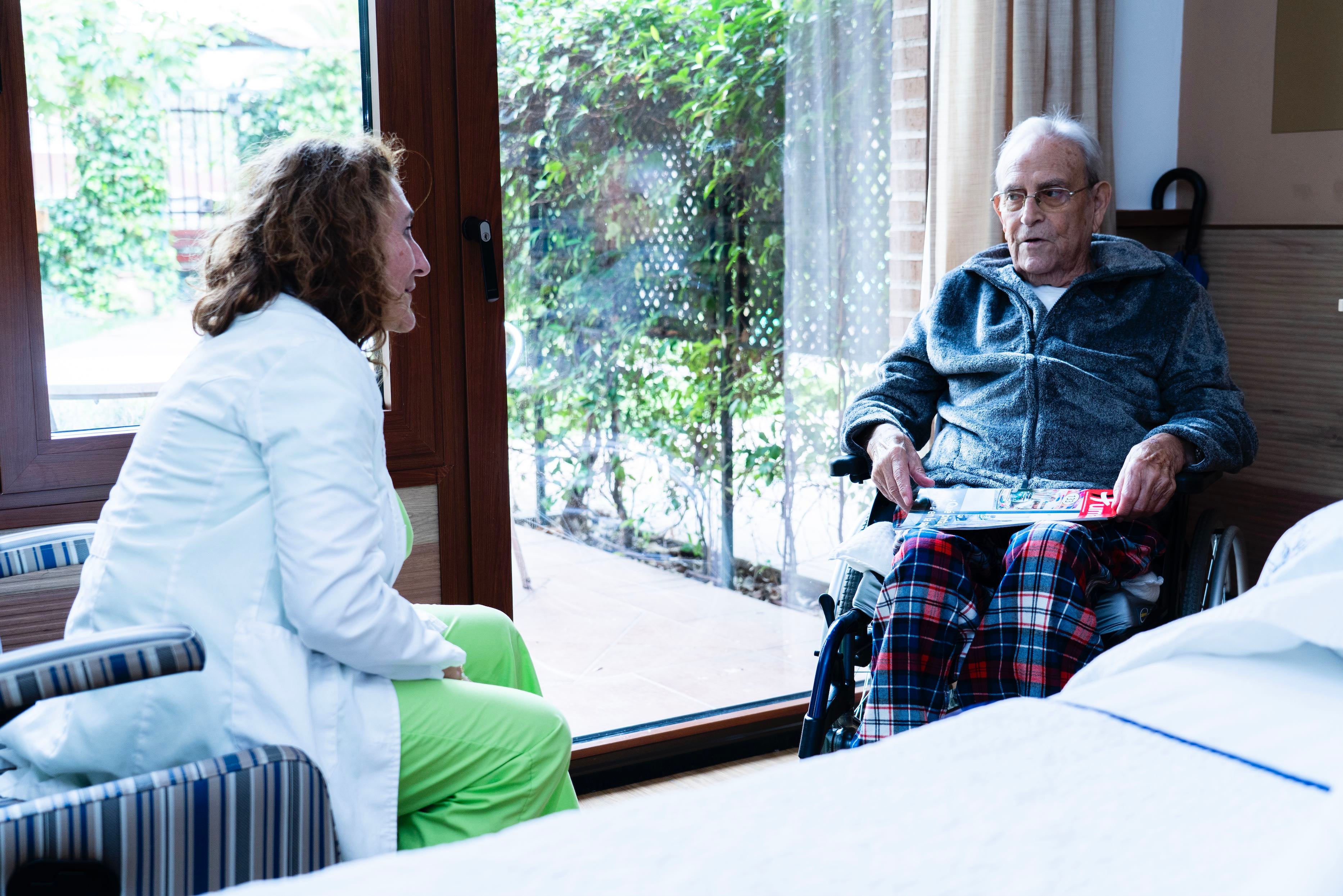 El aburrimiento es un visitante habitual en la habitación de Pedro: 94 años, cada vez más frágil y con movilidad reducida.