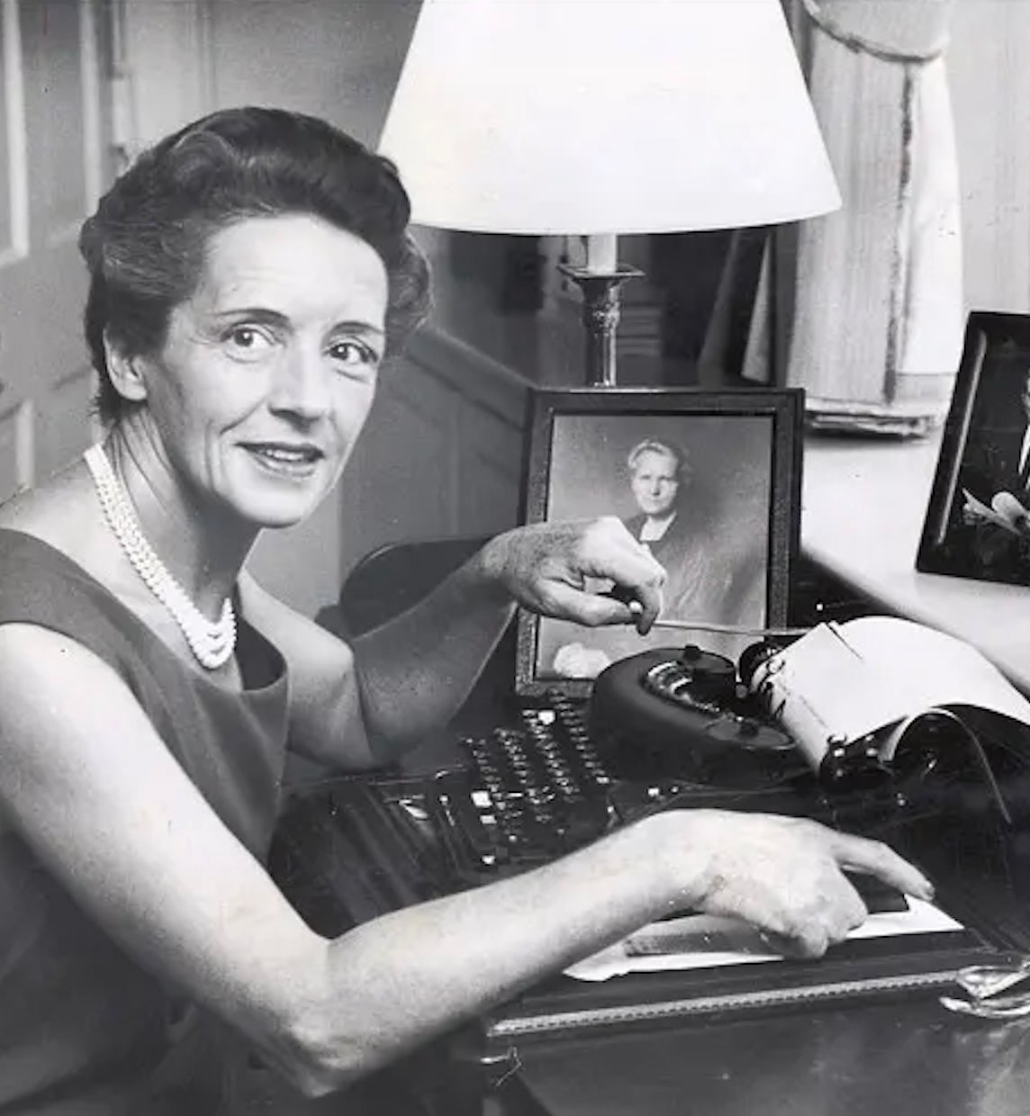 Ève cubrió como reportera la Segunda Guerra Mundial y como representante de Unicef, que su esposo presidió entre 1965 y 1979, viajó por todo el mundo, aunque estableció su residencia en Nueva York.