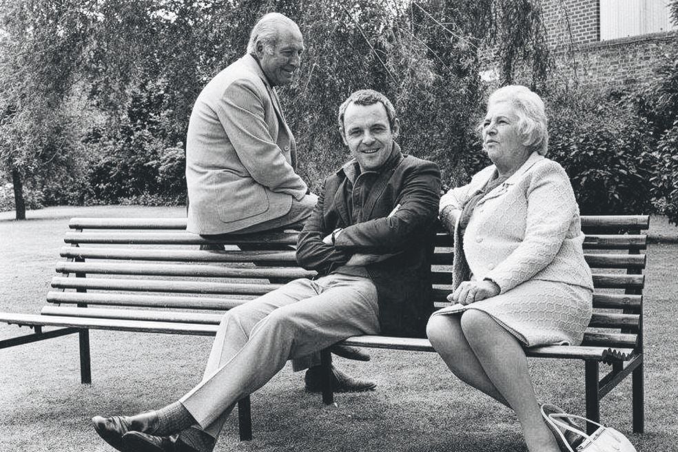Anthony Hopkins con sus padres, en 1960, cuando tenía 23 años. «Como había sido tan torpe en el colegio, sentía que todos me percibían así. Ese desdén probablemente estuviera en mi cabeza. El mundo está en nuestra mente».