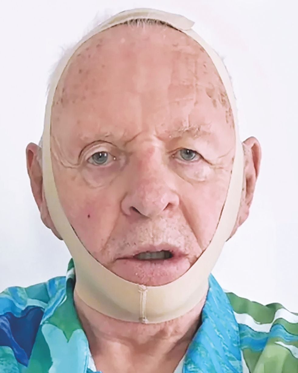 En julio, el actor compró la faja facial de Kim Kardashian y, para deleite de sus 6,2 millones de seguidores, subió este vídeo a su Instagram: «Hola, Kim —decía—. Estoy listo para parecer 20 años más joven. Puedes venir a cenar».