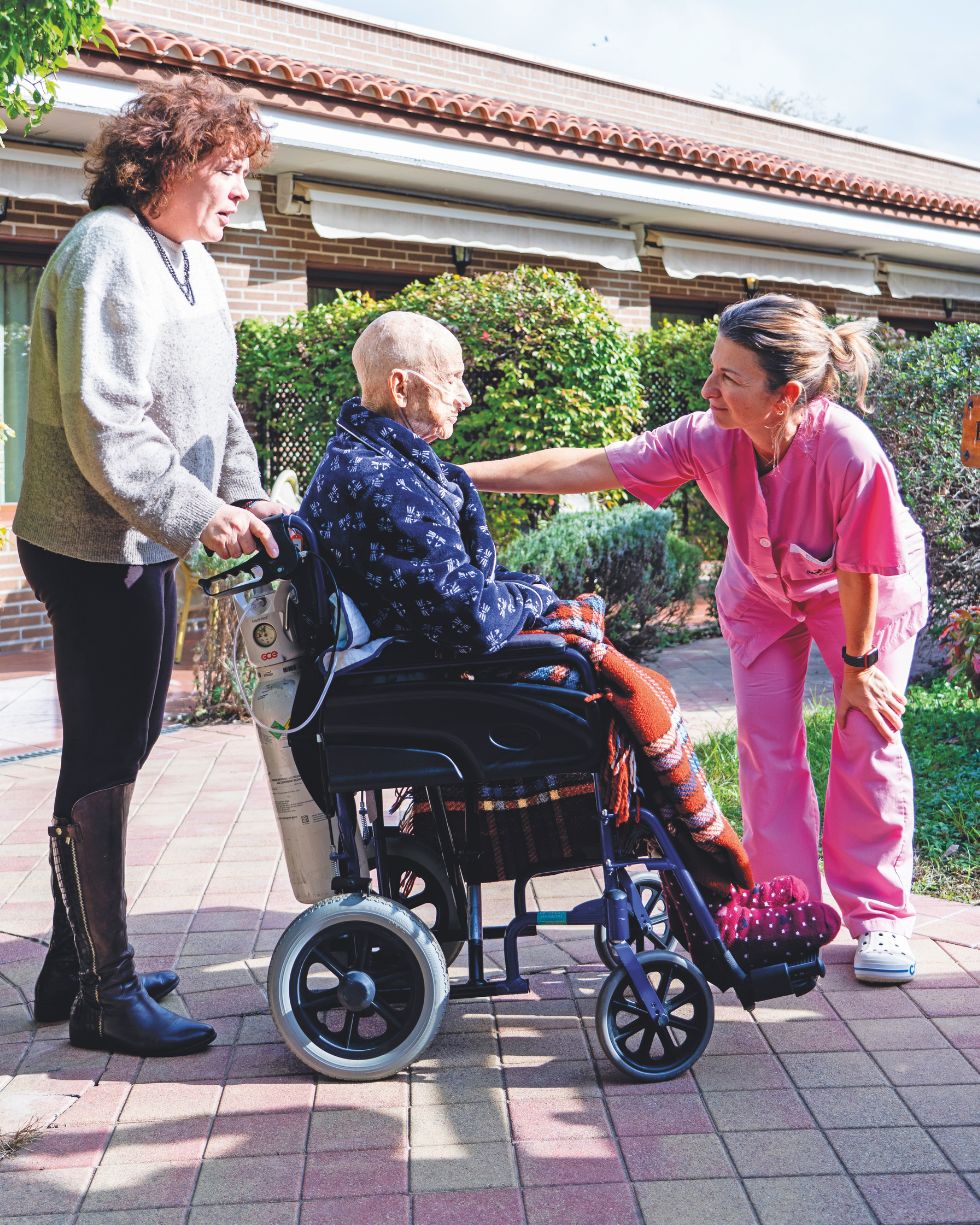 Luis Matesanz, el día que el cuerpo se lo permite y la meteorología acompaña, sale a tomar el sol al patio con su cuidadora o con la enfermera. Él es uno de los 33 pacientes en San Camilo.