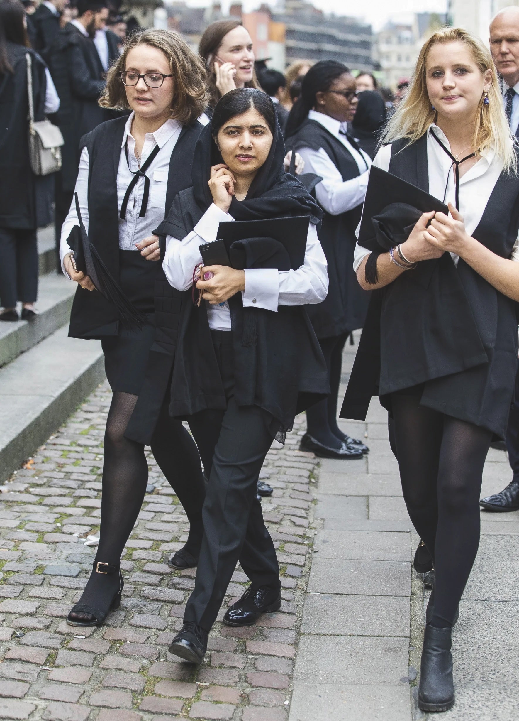 Malala ingresó en la Universidad de Oxford sin tener apenas habilidades sociales, reconoce. Y decidió compensar el tiempo perdido: arropada por sus amigas, se lanzó a una vida social que ocultaba un profundo trauma.