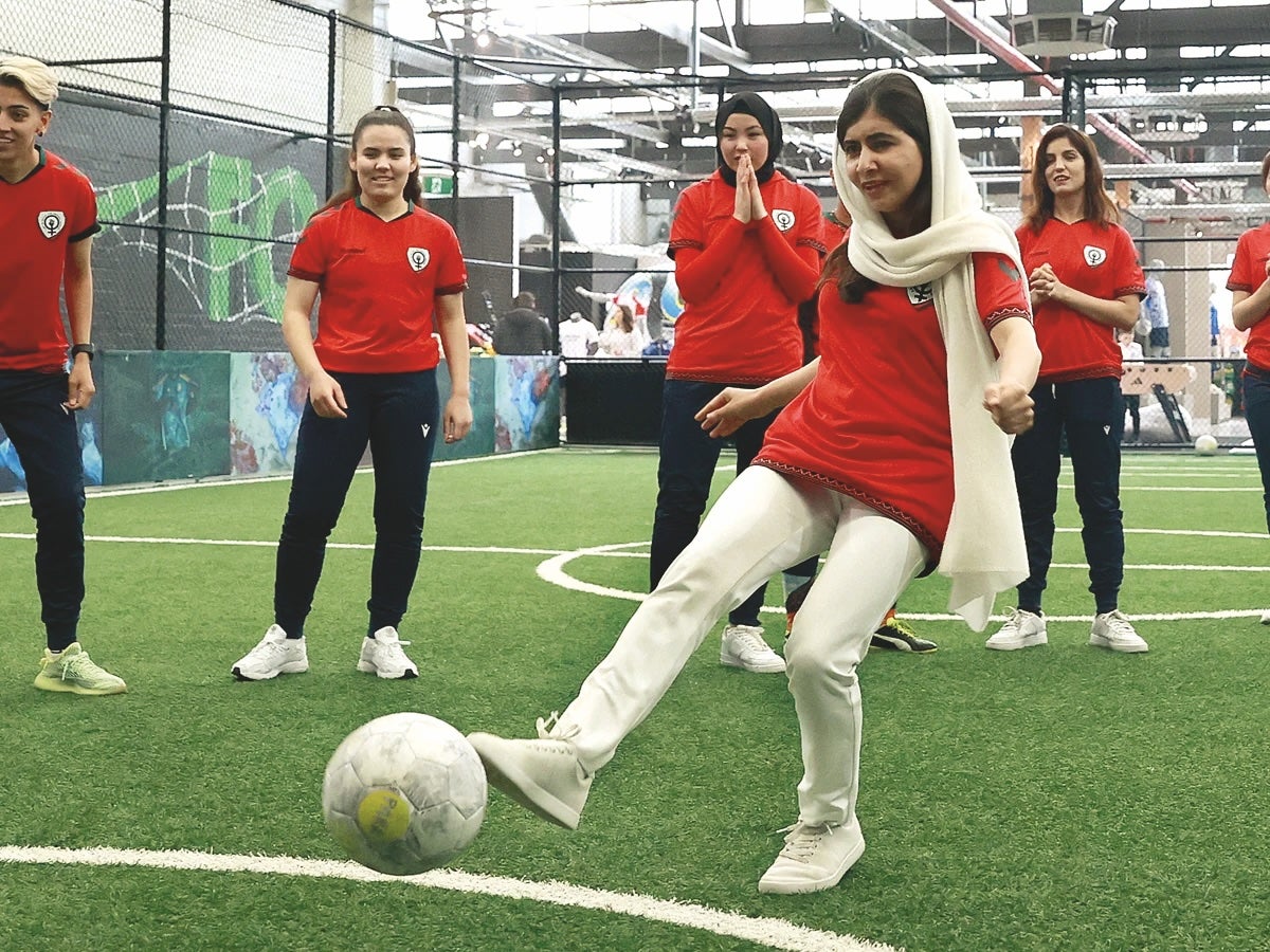 Malala patea un balón con el equipo afgano femenino en Melbourne. La activista financia ahora deportes de mujeres en países donde no se les permite jugar.