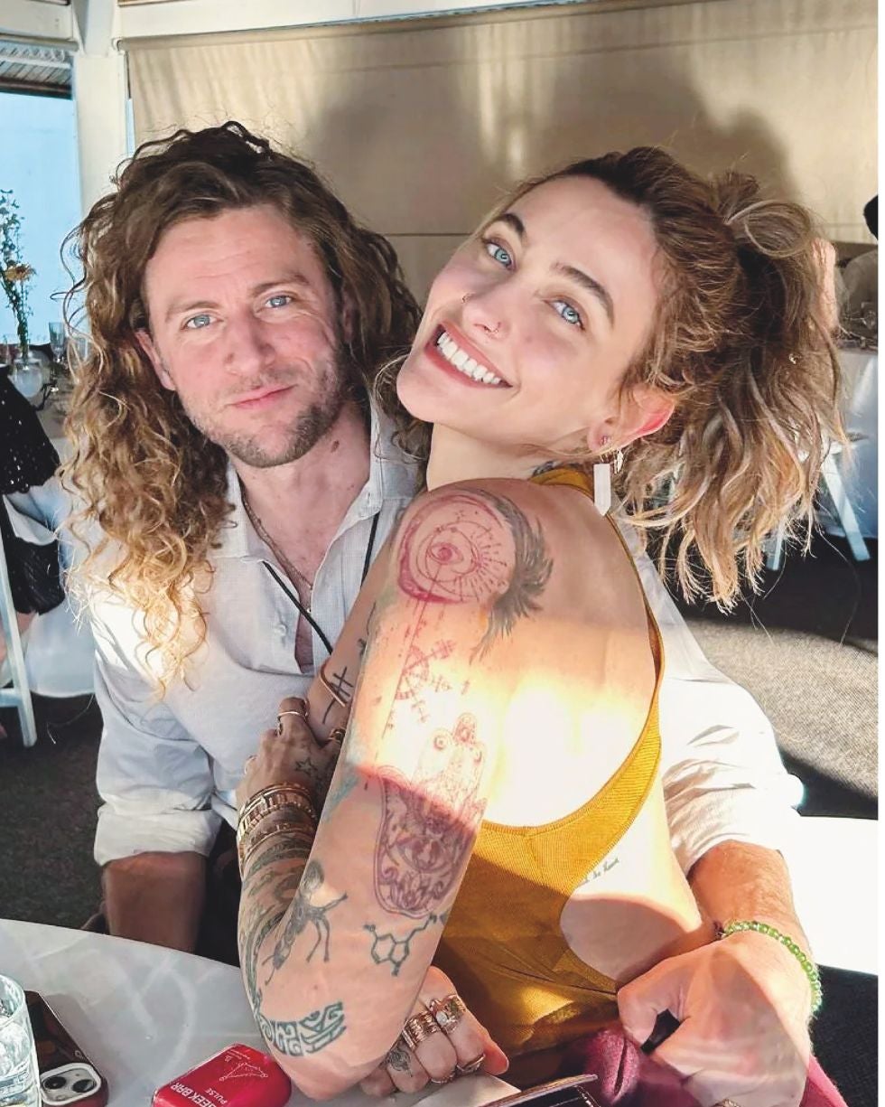 Paris se prometió con el músico Justin Long en 2004. En agosto de ese mismo año rompieron. Antes había tenido otra larga relación con el músico Gabriel Glenn, a quien calificó como «el amor más intenso de mi vida». Entre medio, se le han atribuido varias relaciones, entre otras, con la modelo Cara Delevingne.