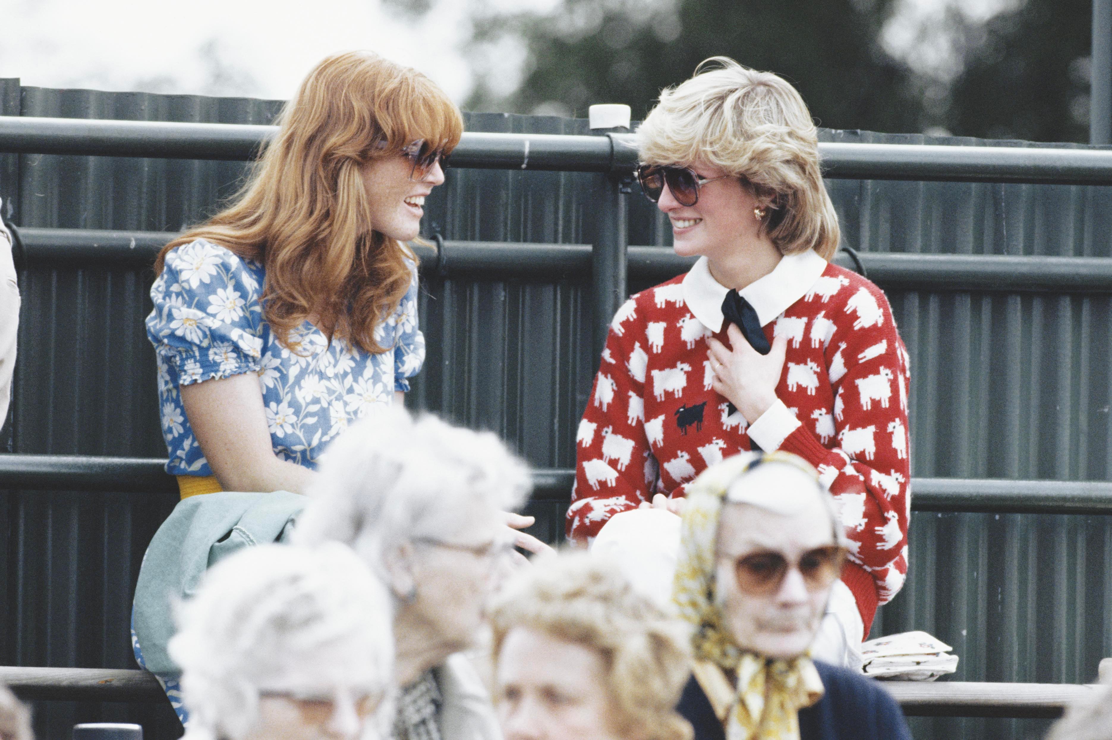 Diana, amiga de Sarah desde la adolescencia, hizo de casamentera. Estaba segura de que Fergie y Andrés se gustarían y organizó un almuerzo en Windsor en junio de 1985. Hubo química inmediata entre ellos y en enero de 1986 se comprometieron.