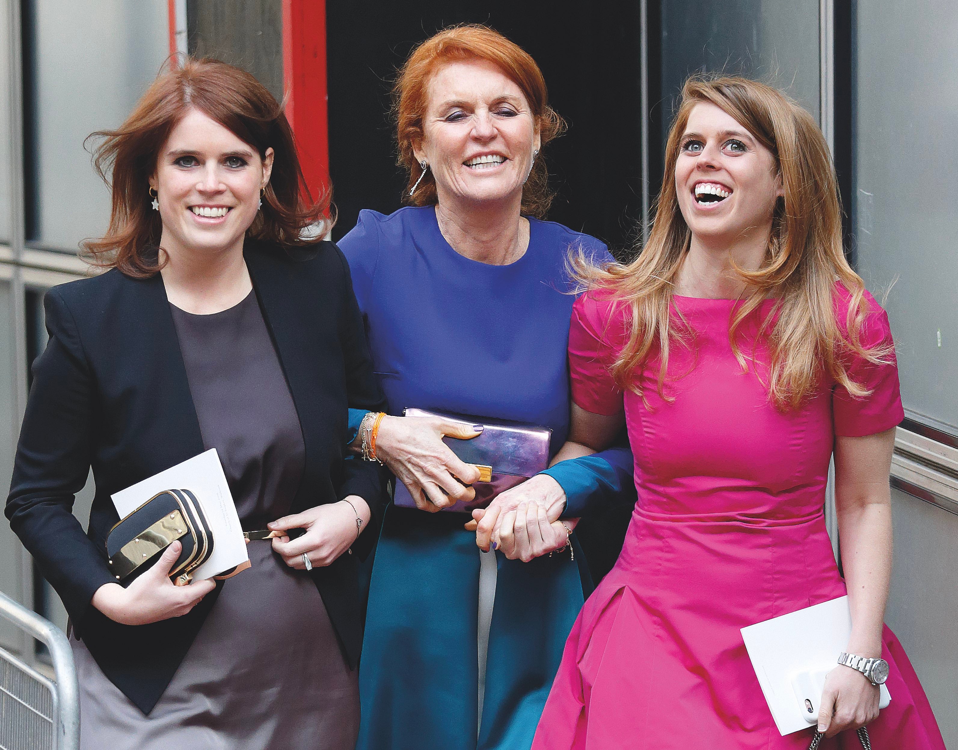 Las hijas de Sarah Ferguson, Eugenia y Beatriz, de 35 y 37 años, respectivamente, son su máximo apoyo, como también lo han sido de su padre a pesar de las graves acusaciones que recaen sobre él. A ellas no les afectará la pérdida del ducado de York de su progenitor. Las sobrinas del rey Carlos son princesas de nacimiento y por ello conservarán sus títulos.