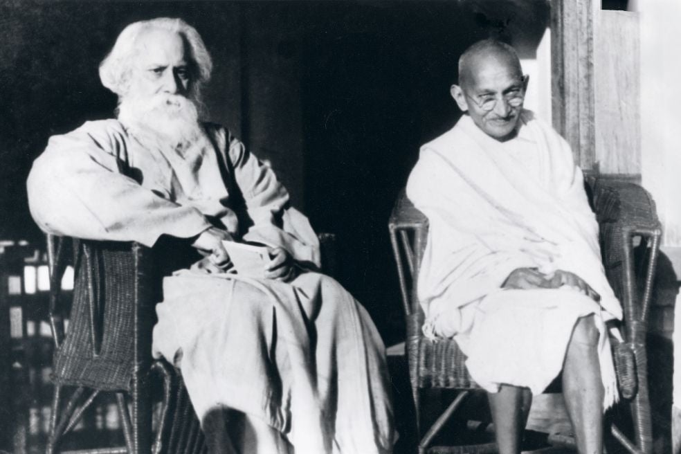 Tagore fue el primero en utilizar el término Mahatma ('gran alma') para referirse a Gandhi. Se conocieron en 1915 y fueron fundamentales en la expansión del pensamiento de la India. Coincidieron en muchos aspectos, como la defensa de la no violencia, pero diferían en que Gandhi era nacionalista y Tagore no lo era: pregonaba un humanismo universalista. Aquí, los dos en la India en 1940.