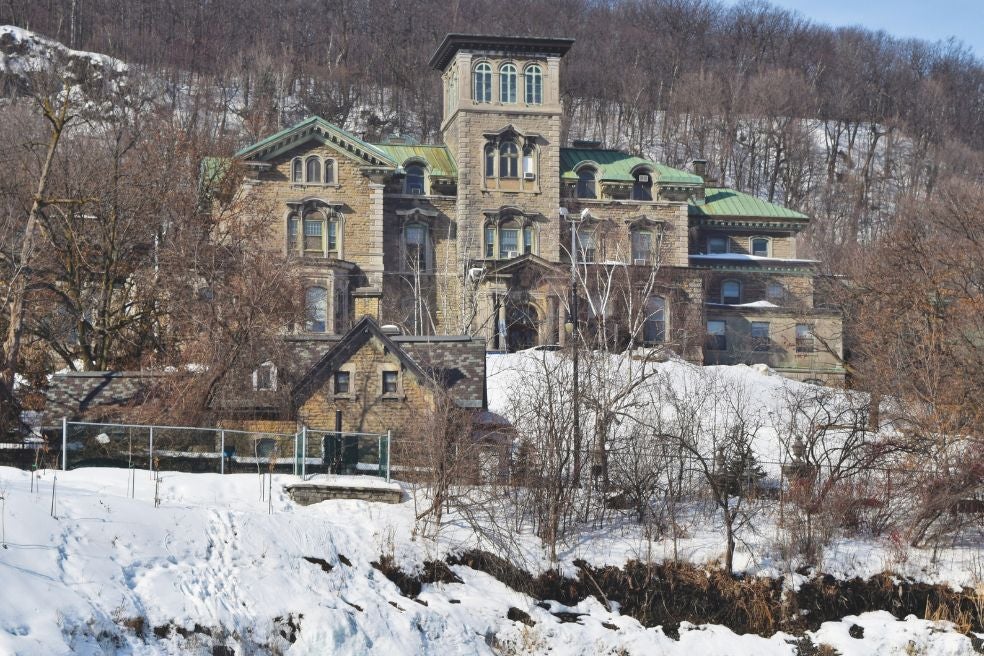 El Allan Memorial Institute de Montreal (Canadá) fue uno de los prestigiosos centros que colaboraron con la CIA. Allí se realizaron aberraciones —como aislamiento total y privación de los sentidos— en cobayas humanas sin su consentimiento.